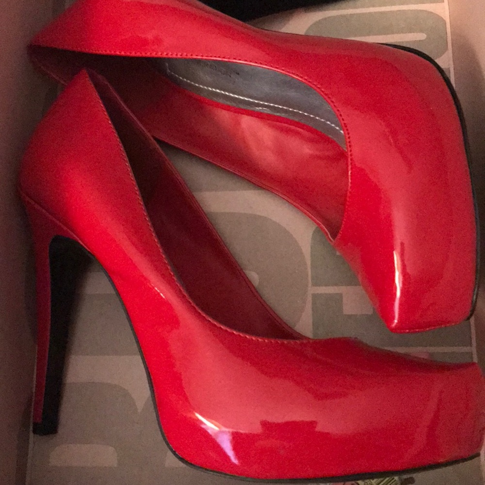 BCBGENERATION Red pumps!! Great price